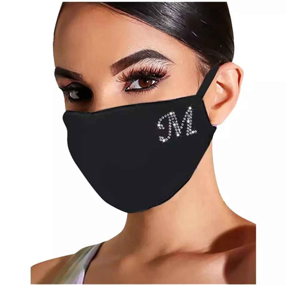 Stoffmasken black mit dem Buchstaben "M"
